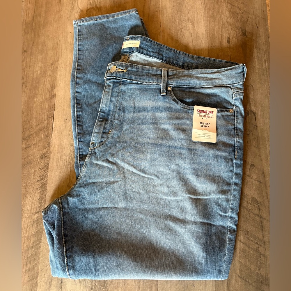 NWT Signature by Levi Strauss Women’s Mid-Rise Skinny Jeans